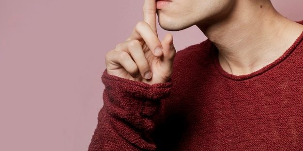 hombre-posando-mientras-gesticula-silencio_23-2148364798